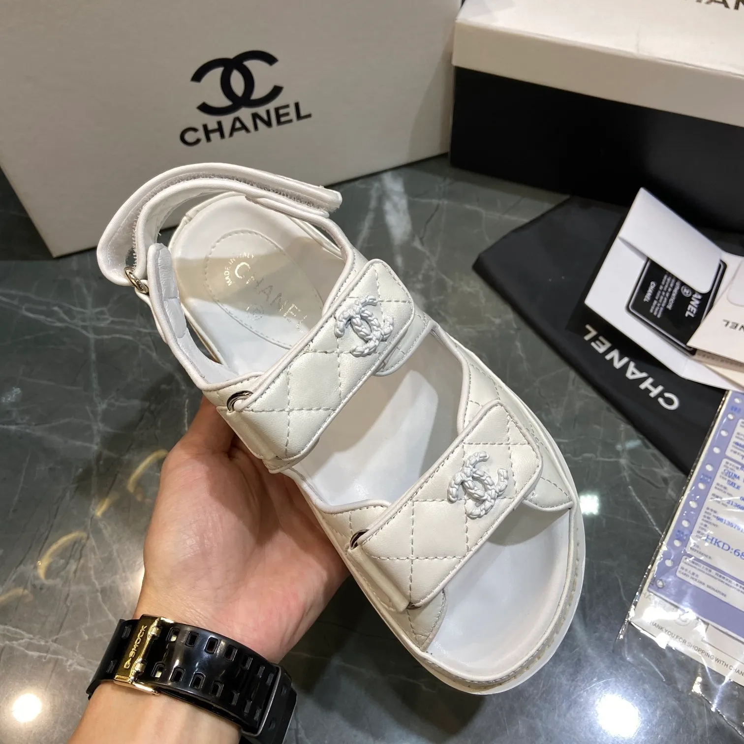 👟👟Ex-factory price p480👟👟 𝑐ℎ𝒶𝓃𝓮𝓁 ❷⓿❷2 The latest new season of Velcro sandals in early spring ————————————❤ European purchasing agent & the latest fashion version of Grandma’s Home🔛 Small fragrant sandals that exude lasting charm~The original version was developed to support any comparison in the market🆚The so-called smooth and natural lines restore the original look. Many celebrities have recommended it. It is one of the must-have items for the beginning of spring. It is super comfortable on the feet. 35-40 (41 can be customized